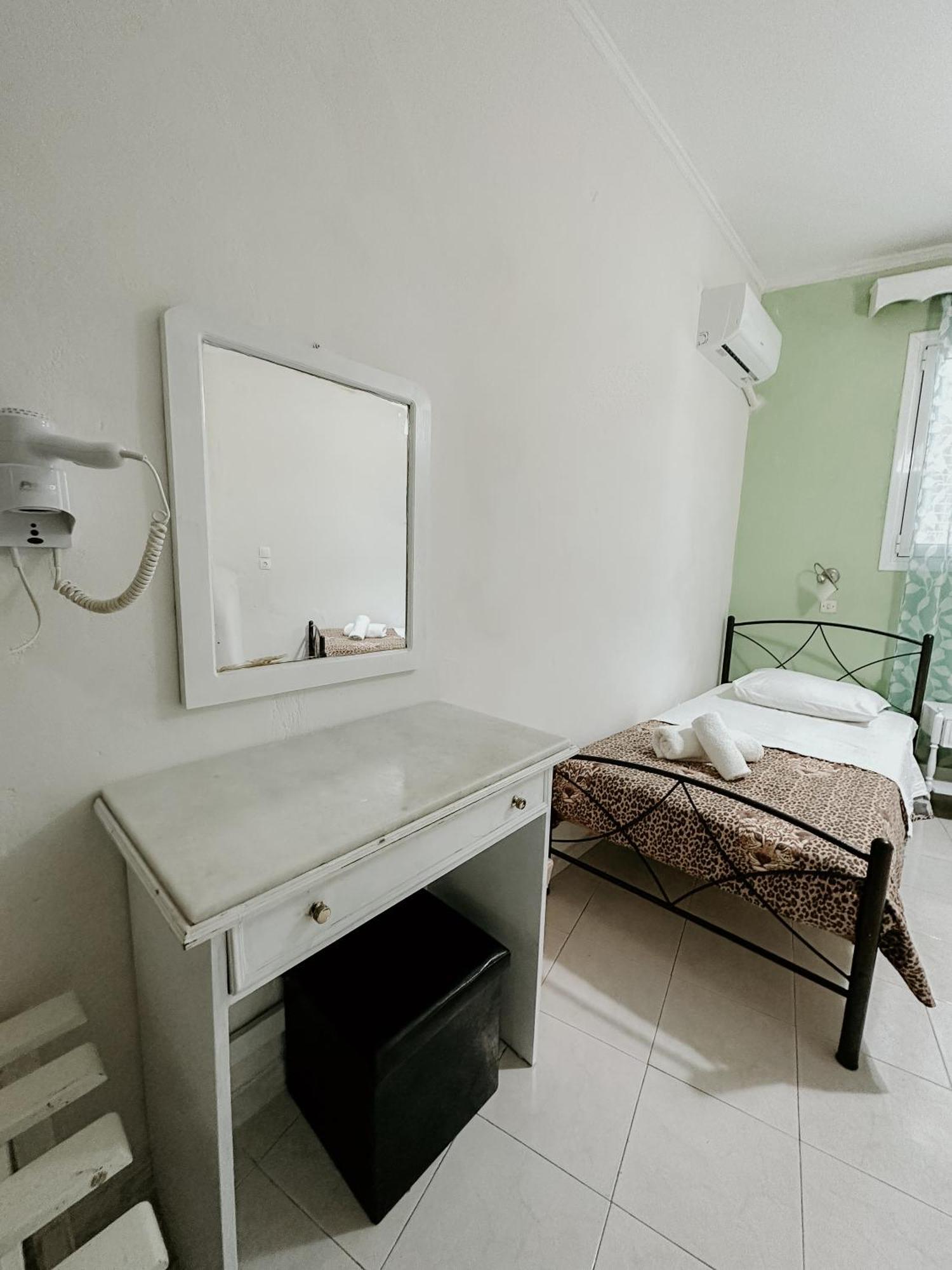 Thirasia Hotel 2*