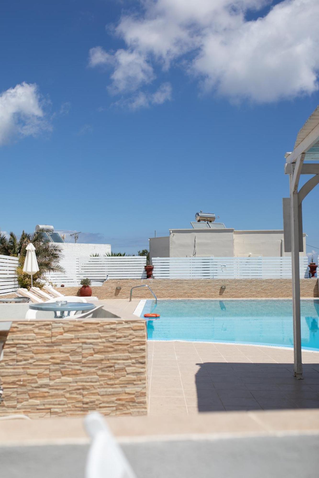 Hotel Thirasia 2*